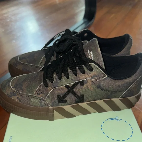 Off-White Camouflage Sneakers with Black Accents - Picture 3 of 10